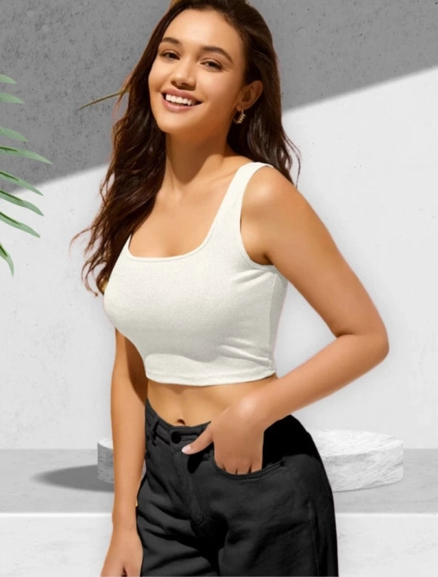 This women's white top, made from a cotton blend, combines comfort and durability for daily wear. Its solid color and tailored fit in size S provide a clean, versatile look suitable for various occasions. The breathable fabric ensures all-day comfort, making it an essential piece for a refined, casual wardrobe.