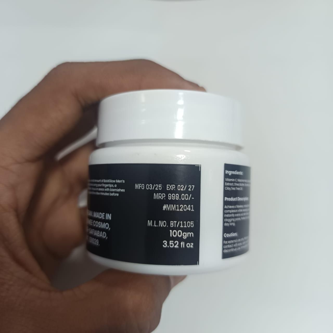 Specially formulated for men's skin, this professional-grade makeup cream provides natural coverage that conceals imperfections while maintaining a masculine appearance. Each 200gm container is designed for easy application and buildable coverage. This value pack of two ensures continuous use for maintaining your groomed look across multiple applications.