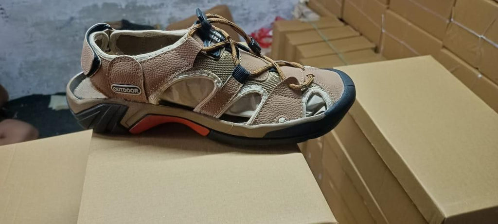 These men's leather closed toe sandals provide durable comfort with a sleek design. Made with high-quality leather, they offer superior protection against the elements and feature a closed toe for added safety. Perfect for both casual and outdoor activities.