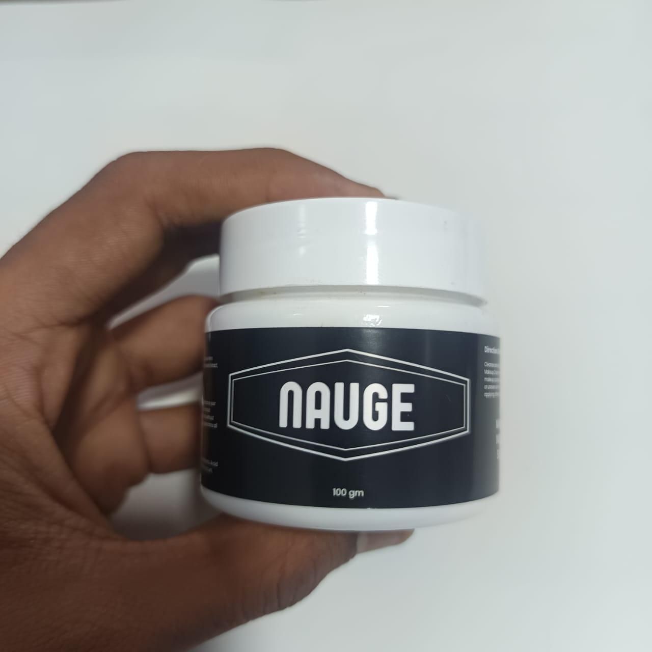 Specially formulated for men's skin, this professional-grade makeup cream provides natural coverage that conceals imperfections while maintaining a masculine appearance. Each 200gm container is designed for easy application and buildable coverage. This value pack of two ensures continuous use for maintaining your groomed look across multiple applications.