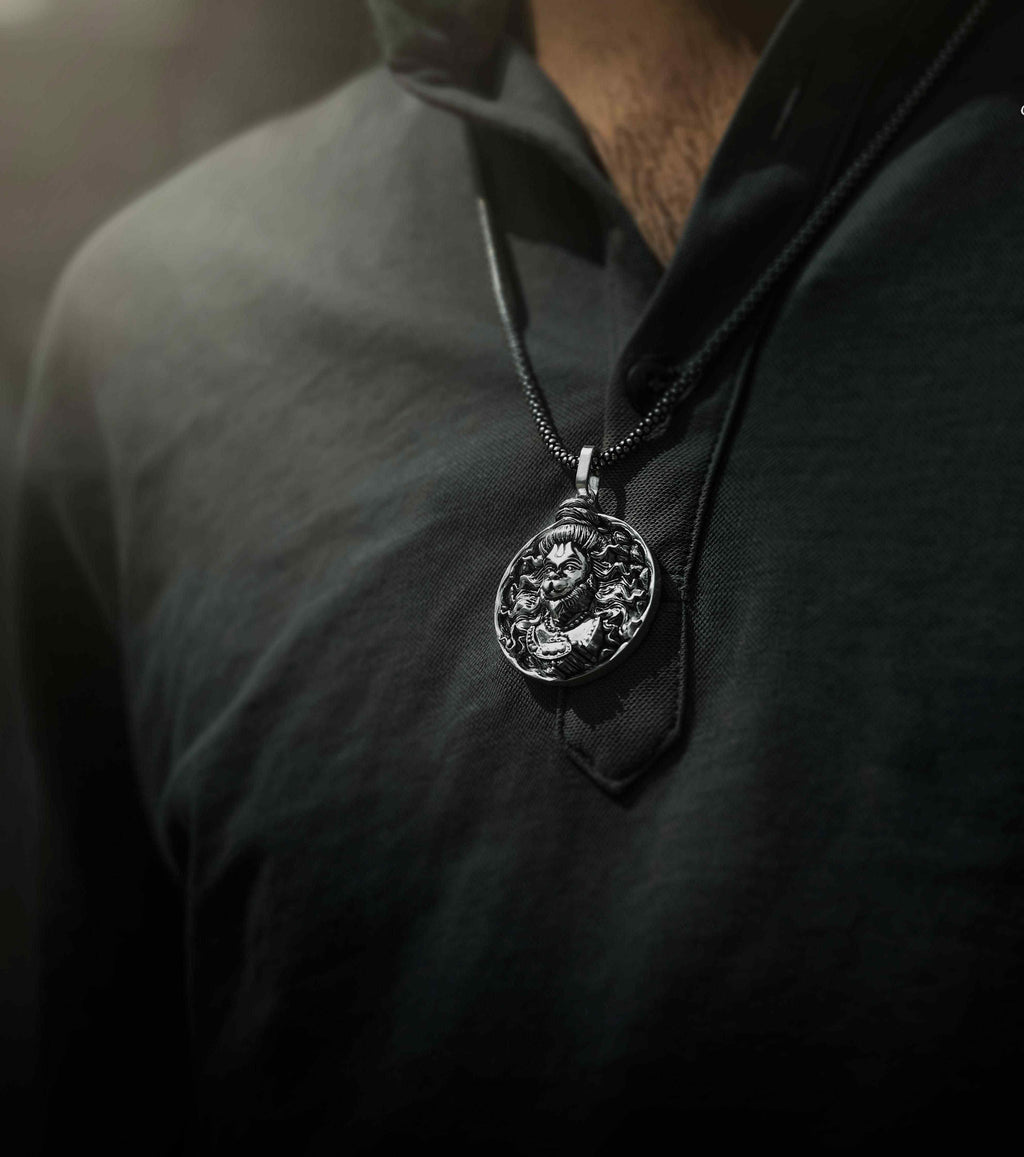 This men's silver chain comes with a Hanuman pendant, making it both stylish and meaningful. The intricate design is perfect for showcasing your cultural beliefs. The durable silver chain will hold up for years to come.