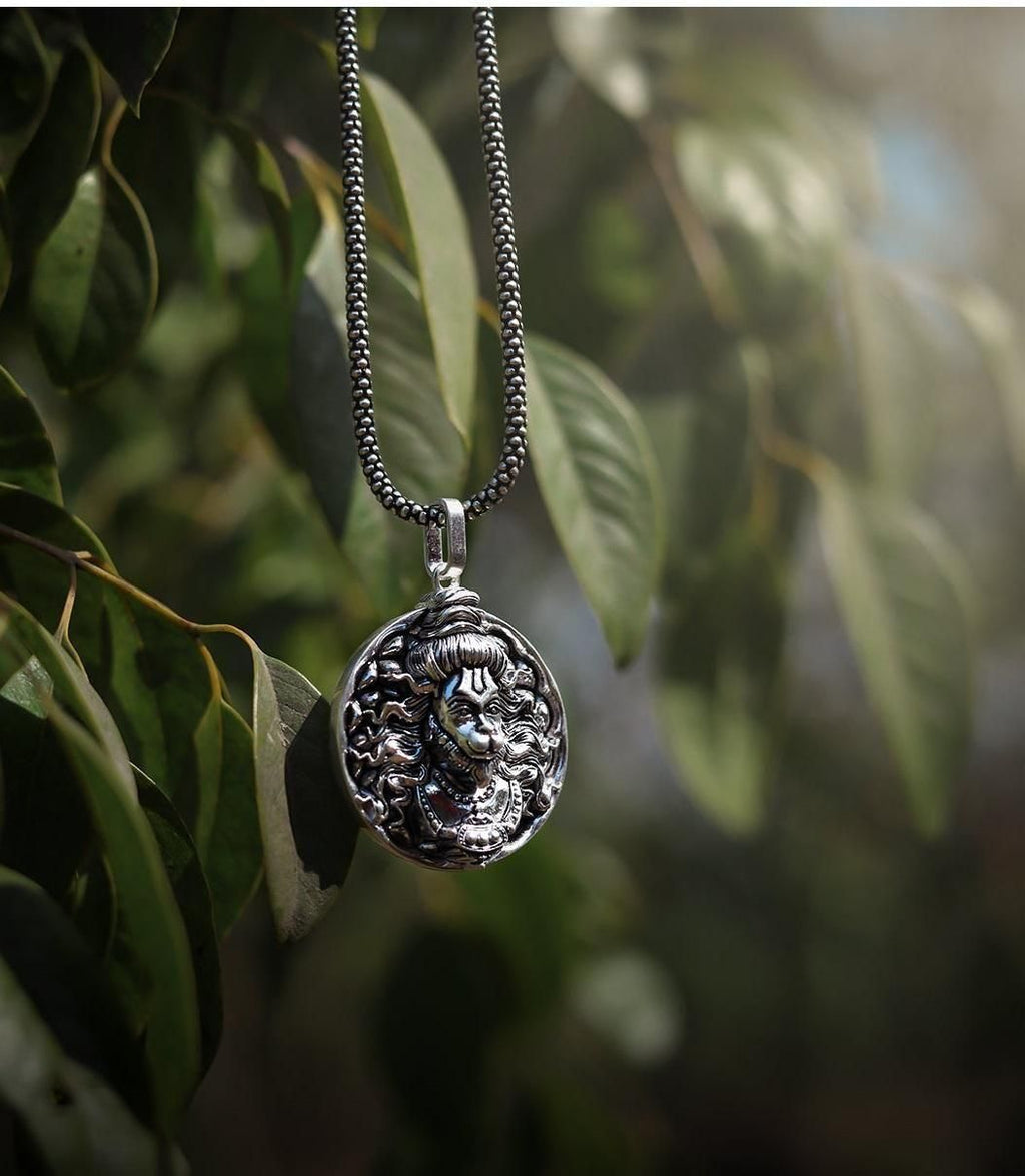 This men's silver chain comes with a Hanuman pendant, making it both stylish and meaningful. The intricate design is perfect for showcasing your cultural beliefs. The durable silver chain will hold up for years to come.