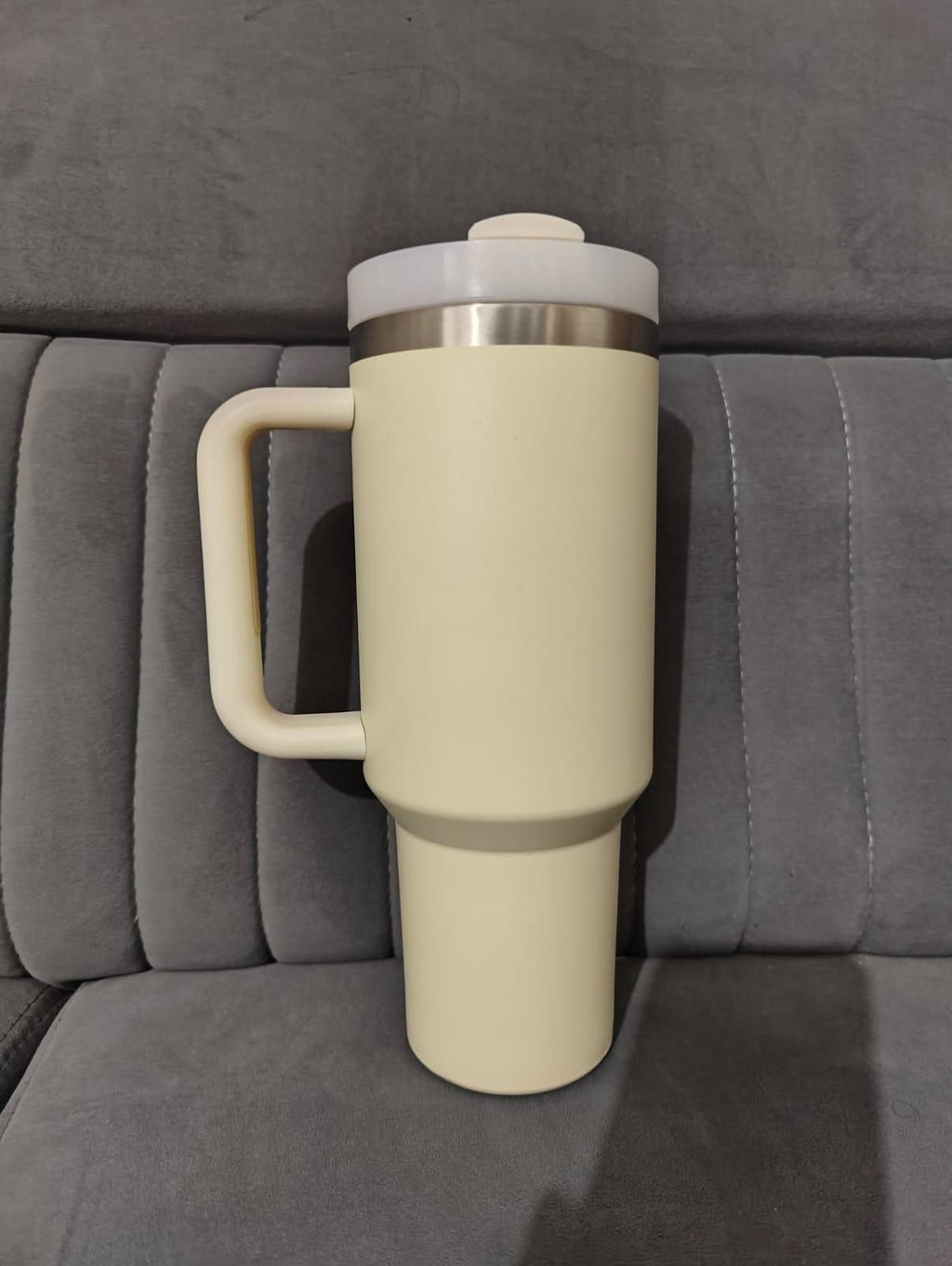 This stainless steel vacuum insulated tumbler is engineered for optimal temperature control, keeping your water cold or hot for extended periods. Made from premium-grade stainless steel, it ensures durability and resists rust and corrosion. The double-wall vacuum insulation effectively prevents heat transfer, maintaining beverage freshness. Its sleek design offers a comfortable grip and portability, making it ideal for daily hydration needs in professional and active environments.