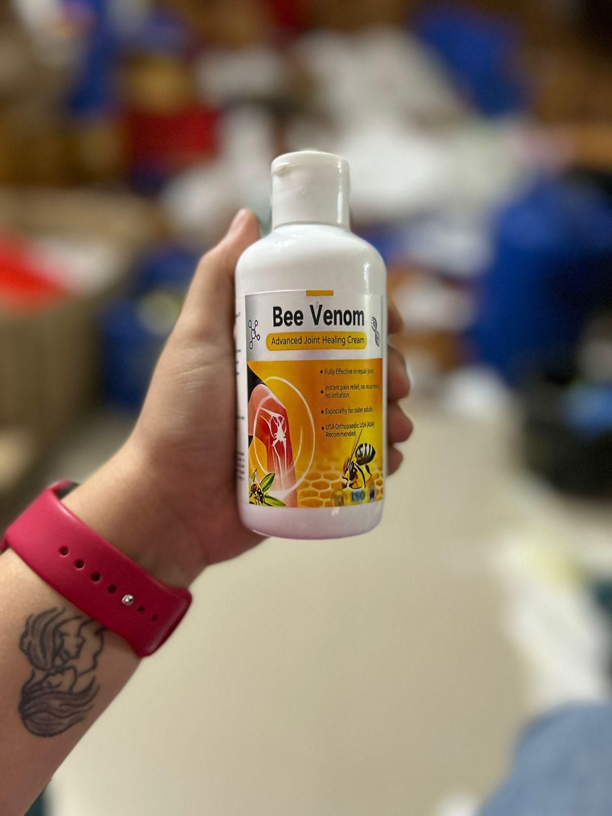 This clinically formulated joint healing cream harnesses the therapeutic properties of bee venom to target inflammation and alleviate joint discomfort. Each value pack includes two 400-gram containers, ensuring comprehensive treatment longevity. The advanced formula penetrates deep into affected tissues, stimulating blood circulation and promoting cellular repair mechanisms. Particularly effective for chronic joint conditions, sports injuries, and age-related joint deterioration.