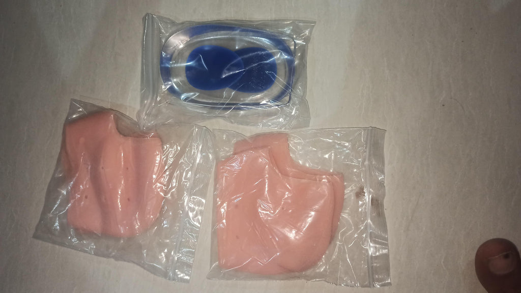 Protect your feet with this expert set featuring 2 pairs of ankle protectors and 1 pair of heel protectors. Designed to provide targeted cushioning and support, these protectors help reduce pressure and prevent discomfort during daily activities or workouts. Ideal for enhancing foot comfort and safeguarding vulnerable areas from friction and impact.