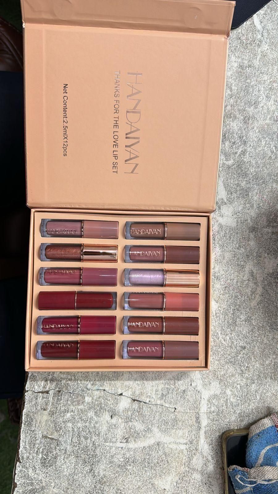 This professional-grade Velvet Matte Liquid Lipstick Set includes 12 distinct shades formulated with advanced color-lock technology. The non-drying velvet finish provides full coverage with remarkable longevity while maintaining lip comfort. Each precision applicator ensures flawless application, delivering rich pigmentation that sets to a true matte finish without settling into fine lines. Ideal for makeup artists and enthusiasts seeking comprehensive color options in one collection.