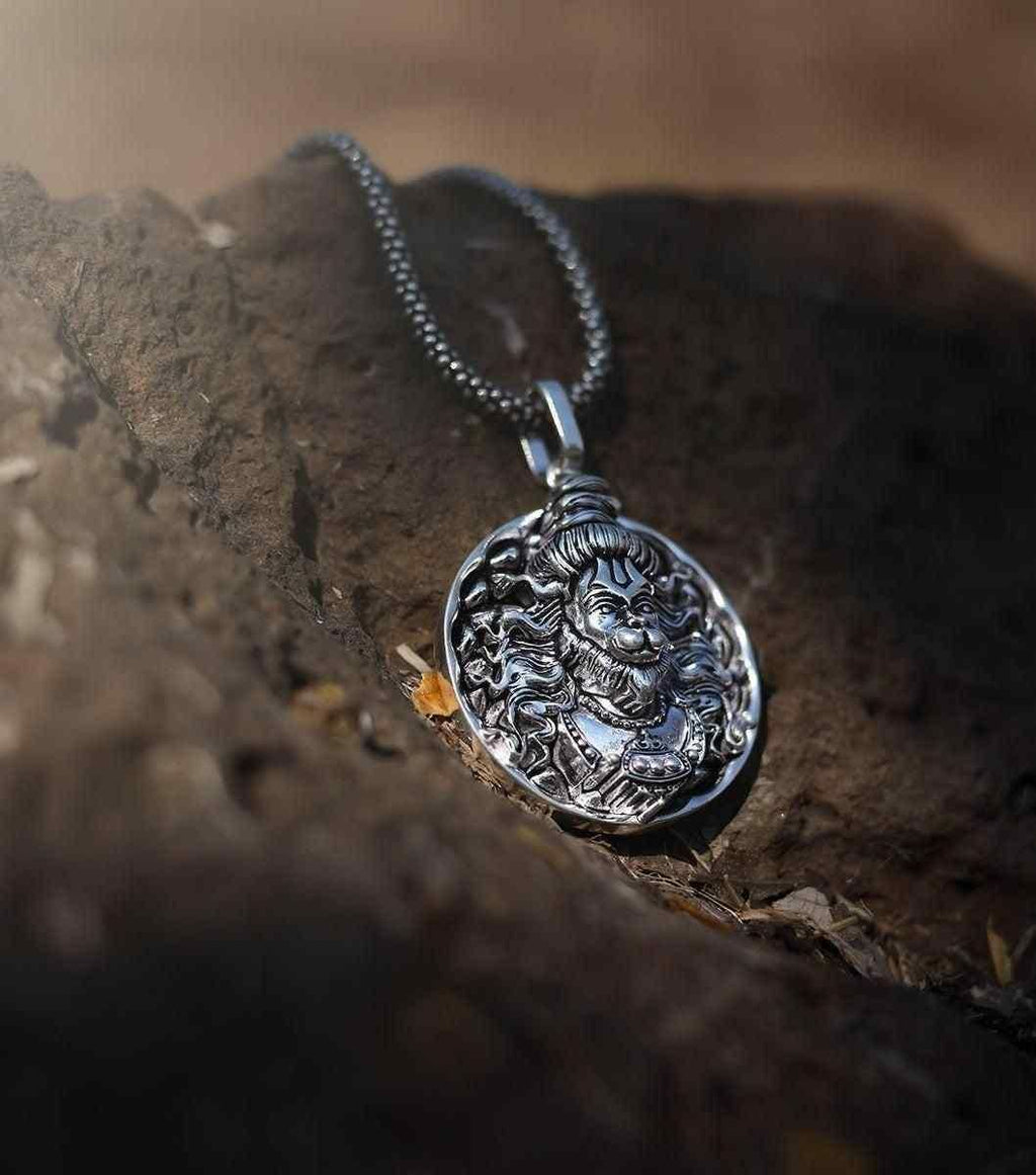 This men's silver chain comes with a Hanuman pendant, making it both stylish and meaningful. The intricate design is perfect for showcasing your cultural beliefs. The durable silver chain will hold up for years to come.