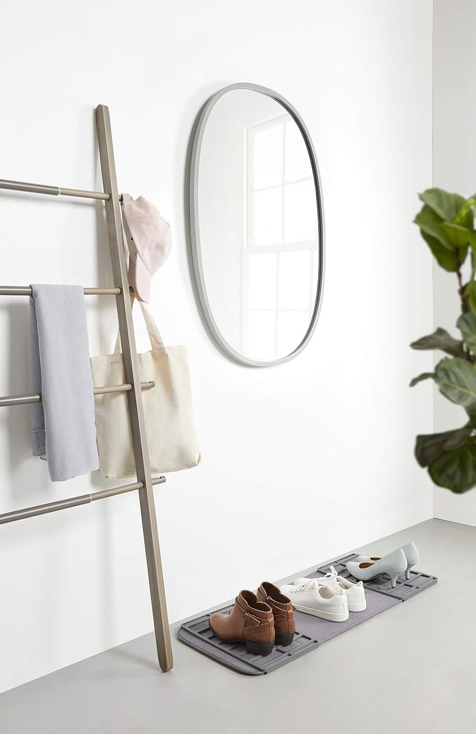 The Shoe Dry Shoe Rack is here to help you keep your home tidy and your shoes in great condition. With its thoughtful design, your footwear stays neatly organized and properly aired out, preventing unwanted odors. This practical rack fits perfectly in entryways or closets, giving you one less thing to worry about in your daily routine. Your shoes deserve this caring home!