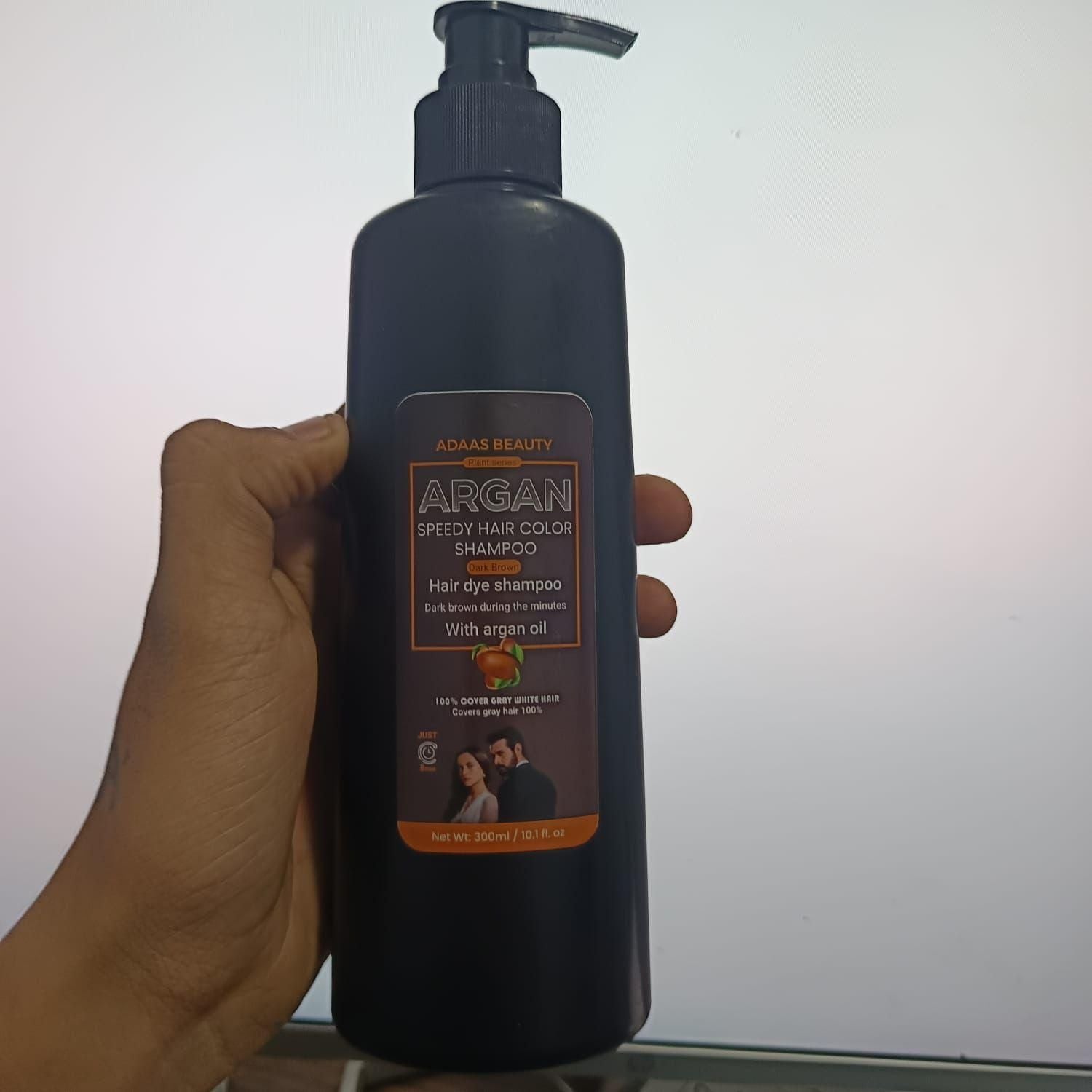 Argan Speedy Hair Color Shampoo combines advanced coloring technology with nourishing argan oil extracts for efficient gray coverage and hair vitality. This economical dual pack provides 1200ml total volume, ensuring extended usage. The innovative formula deposits color while cleansing, eliminating the multi-step traditional coloring process. Professionally developed for consistent, natural-looking results with minimal processing time and maximum hair protection.