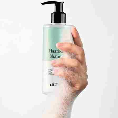 HAARBOOST Shampoo utilizes a proprietary complex of follicle-stimulating compounds to revitalize hair from the root. This specialized formula strengthens the structural integrity of each strand while promoting optimal scalp conditions for new growth. The convenient pack of two ensures continuous treatment, allowing the cumulative benefits of enhanced hair density, reduced fallout, and improved tensile strength to develop over time.