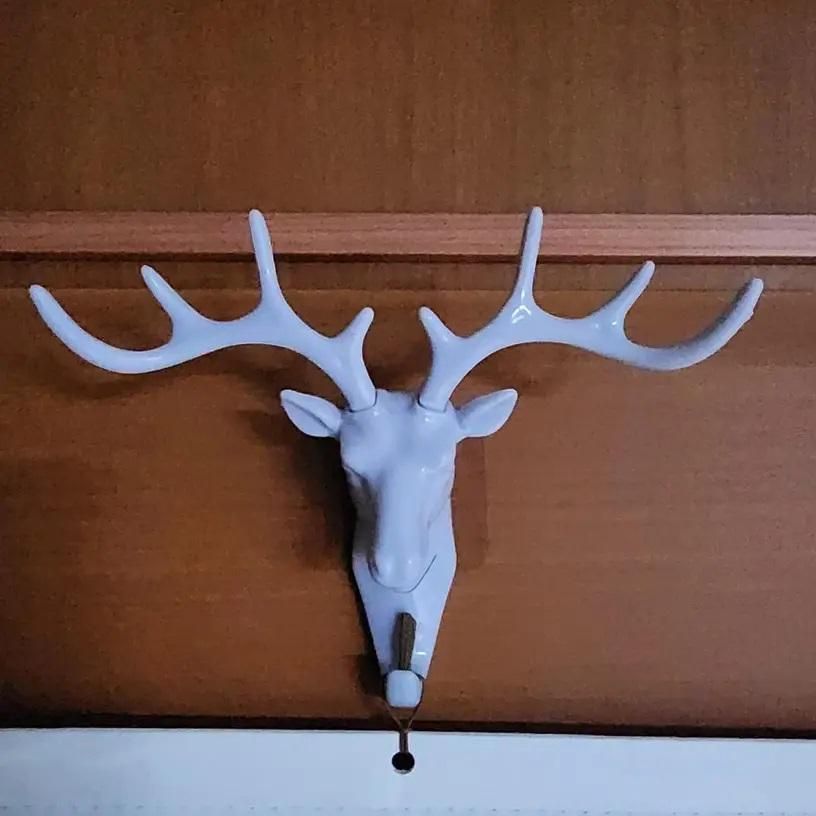 The Self Adhesive Deer Head Hanging Hook combines elegant design with practical functionality. Easy to install without drilling, this hook adheres securely to smooth surfaces, providing a reliable spot to hang keys, light bags, or decorative items. Its unique deer head shape adds a refined touch to any room, making it both a stylish and efficient organizational accessory. Ideal for enhancing your home or office space with minimal effort.