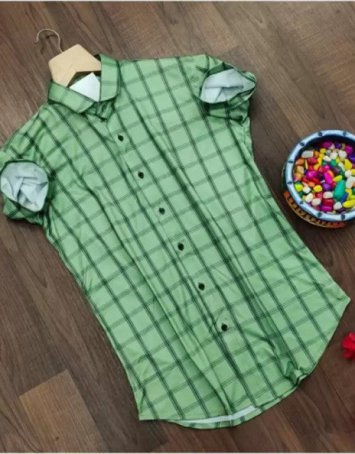 This slim fit checkered shirt features a ribbed collar that adds a touch of texture to your casual style. With a flattering fit, this shirt offers both comfort and style. Perfect for any occasion, this shirt is a must-have for any wardrobe.