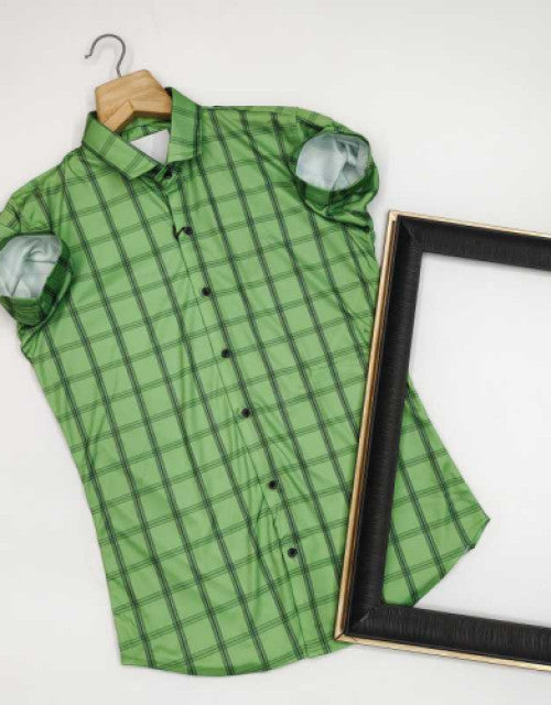 This slim fit checkered shirt features a ribbed collar that adds a touch of texture to your casual style. With a flattering fit, this shirt offers both comfort and style. Perfect for any occasion, this shirt is a must-have for any wardrobe.