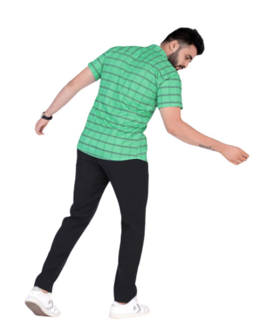This slim fit checkered shirt features a ribbed collar that adds a touch of texture to your casual style. With a flattering fit, this shirt offers both comfort and style. Perfect for any occasion, this shirt is a must-have for any wardrobe.